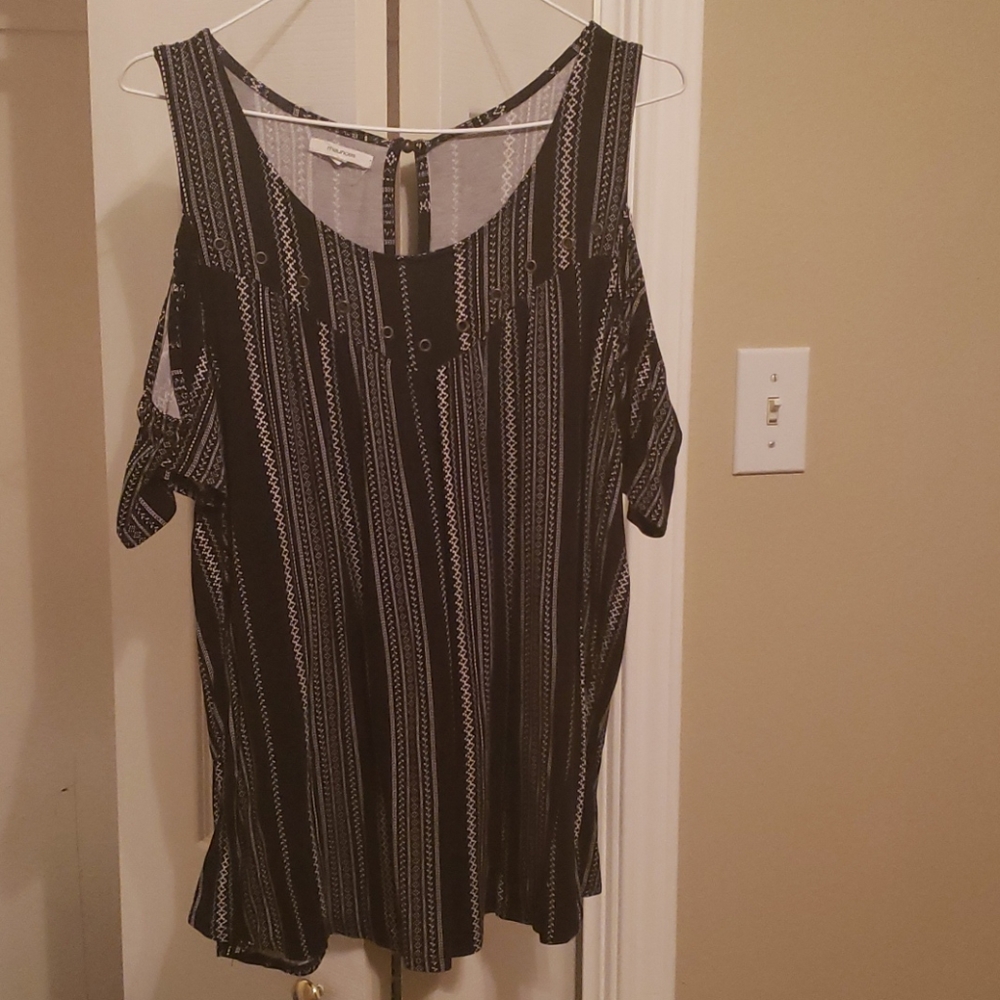 ◇5 for $15◇ Maurices cold shoulder shirt